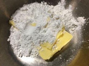 60克黄油提前拿出温室软化，软化好放入30克糖粉，用电动打蛋器打至看不见糖粉。