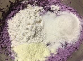 筛入80克低筋面粉，加入20克奶粉，椰蓉30克。