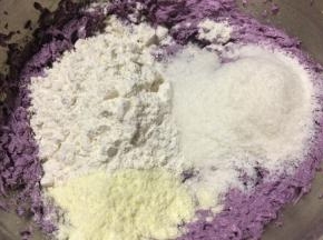 筛入80克低筋面粉，加入20克奶粉，椰蓉30克。