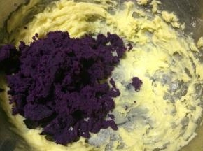 再加入250克紫薯泥，用电动打蛋器打至黄油与紫薯混合均匀。