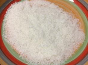 准备个干净的碟子，倒入适量的椰蓉。