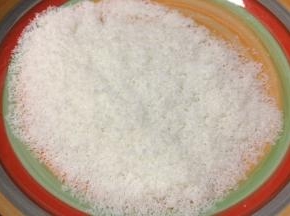 准备个干净的碟子，倒入适量的椰蓉。