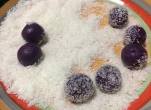 搓好的小圆子放入椰蓉中滚一圈，让表面裹满椰蓉。