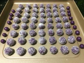 裹了椰蓉后全部摆入烤盘中。