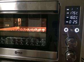 烤箱预热10分钟，上火175度，下火165度，中层，总时间25分钟。