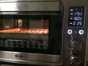 烤箱预热10分钟，上火175度，下火165度，中层，总时间25分钟。