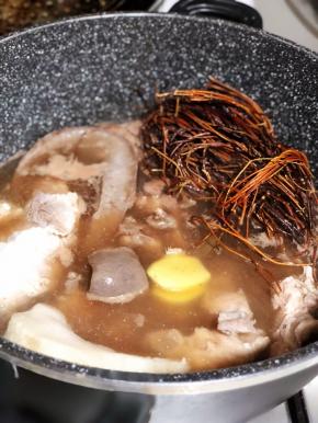 所有处理好的材料入锅，大火20分钟。