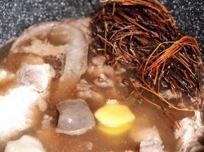 所有处理好的材料入锅，大火20分钟。