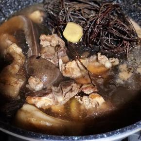 转中小火继续煲两个小时。