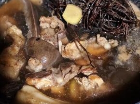 转中小火继续煲两个小时。
