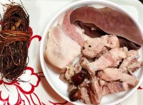 所有的材料洗净，分别焯水备用。