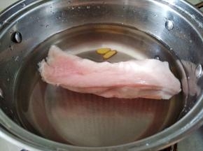 猪肉洗净放冷水锅中，放四片姜片，开火焯水。