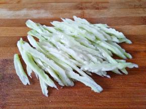 苦瓜去头尾去瓤，然后如图切好。