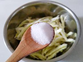 切好的苦瓜放盆中，放一勺盐。