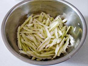 拌匀腌出水变软