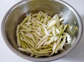 拌匀腌出水变软