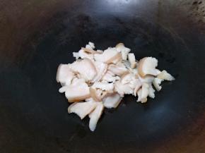 肉片放锅里翻炒