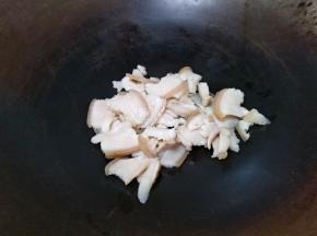 肉片放锅里翻炒