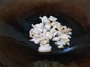 炒至肉片微卷