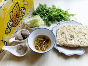 将海虹干温水泡软，娃娃菜洗干净切丝，香菜洗干净切段。