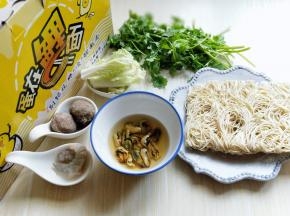将海虹干温水泡软，娃娃菜洗干净切丝，香菜洗干净切段。