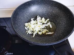 起油锅，加入切好的娃娃菜煸炒。