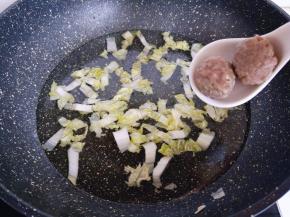 再加入牛肉丸。