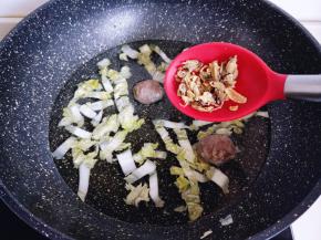 加入泡好的海虹肉。（泡好的海虹清洗干净）