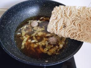 将红鲤蛋在鲤面放入锅中，大火煮2-3分钟即可。