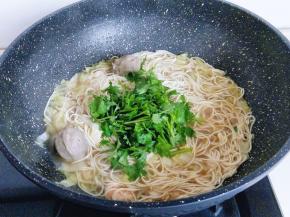 再加入香菜，借助余温将香菜烫熟即可。