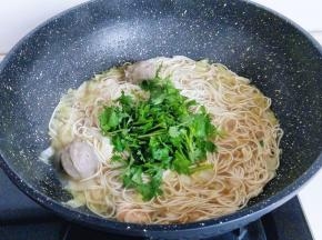 再加入香菜，借助余温将香菜烫熟即可。