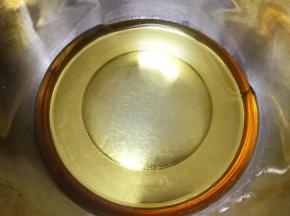 先做饼皮
盆里倒入转化糖浆，玉米油，枧水