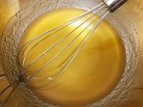 用蛋抽搅打均匀