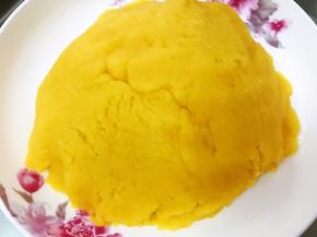 炒好的馅放凉备用