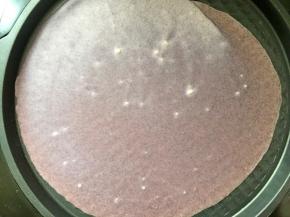 取两勺面糊放在锅中，用刮板刮匀（可根据锅的大小取适量的面糊，我这个上面的点点是因为太饿了，没有静置面糊的原因）