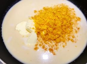 加入黄油和咸蛋黄碎，最小火开始炒馅儿，炒几分钟就会慢慢凝固
