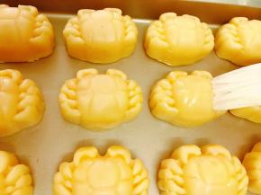 取出，用毛刷轻轻刷一层蛋液水，毛刷蘸取蛋液水后再碗边再逼出后再刷
全部刷完后，继续放入烤箱里再烤10分钟上色即可