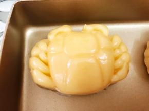 两手上下放在螃蟹肚子的位置，中指一推就自动掉出来了