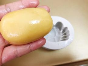 搓成椭圆形放入模具里（做第一个的时候模具里可以刷一点儿油，后面不用刷不会粘）