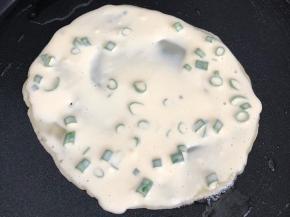 为了口感更好，在翻面时在鸡蛋饼上撒少许油涂均匀，小火煎两面金黄即可！