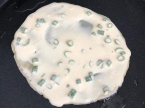 为了口感更好，在翻面时在鸡蛋饼上撒少许油涂均匀，小火煎两面金黄即可！