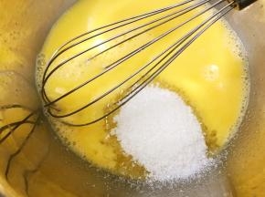 盆里打入鸡蛋（搅散后取一小勺出来，再配一小勺清水，用来刷表面）打入白糖搅拌均匀