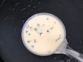 锅放少许油抹均匀烧热，放一勺面糊，转动锅或者用木铲摊圆形