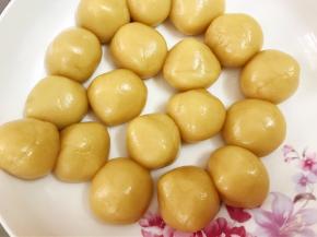 静置好的饼皮也分成18份