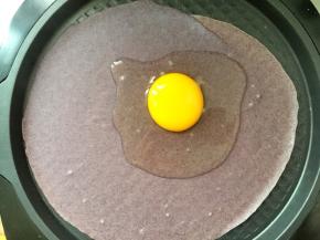 面糊表面没有湿面糊时打入一个鸡蛋