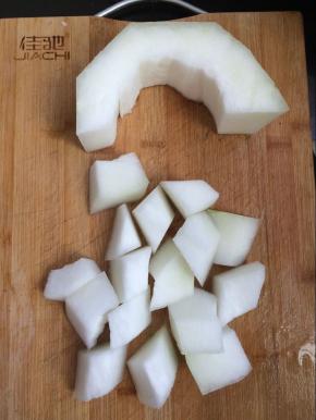 将冬瓜去掉瓜瓤，去掉皮，切成块。