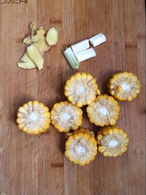 姜切片，葱切段，玉米切段，备用。