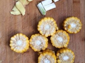 姜切片，葱切段，玉米切段，备用。