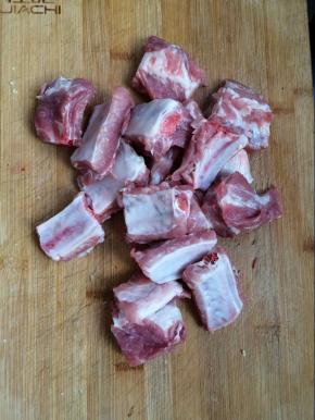 排骨剁成小段。