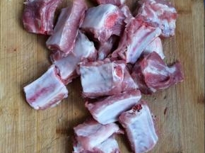 排骨剁成小段。